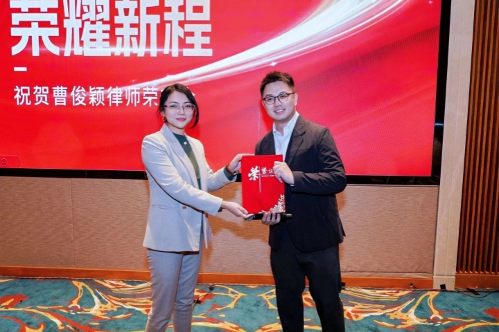 1778830905182057.jpg 马颁奖_副本.jpg